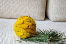 Afbeelding in Gallery-weergave laden, CHRISTMAS BALL FLUFFY YELLOW