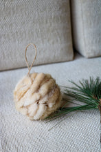 Afbeelding in Gallery-weergave laden, CHRISTMAS BALL FLUFFY WHITE