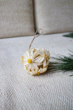 Afbeelding in Gallery-weergave laden, CHRISTMAS BALL FLOWERY WHITE
